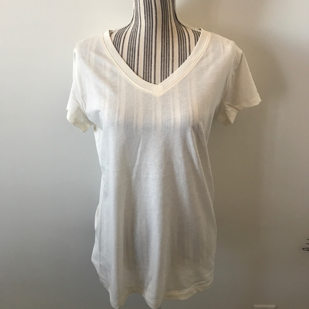 ✨2 left✨ Plus Size Basic V-Neck Tee - Picture 6 of 7